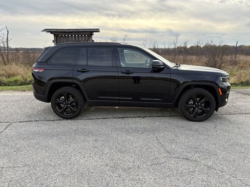 Used 2023 Jeep Grand Cherokee Altitude image 9