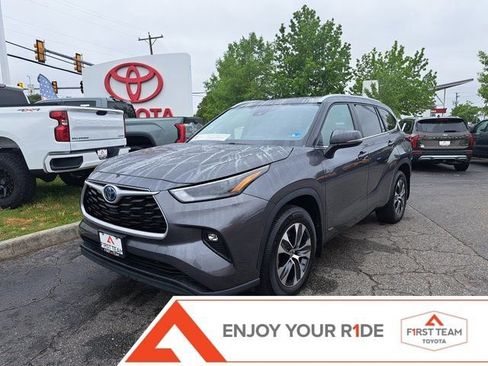 Used 2023 Toyota Highlander XLE AWD/4WD image 1