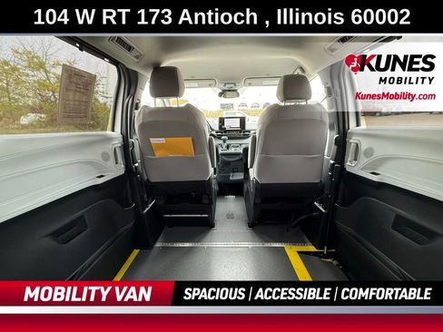 Used 2025 Toyota Sienna LE image 41