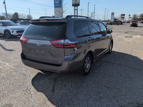 Used 2020 Toyota Sienna XLE image 18