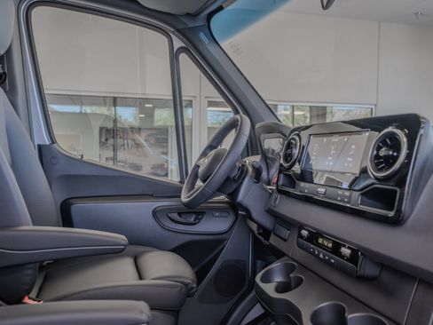 Used 2025 Mercedes-Benz Sprinter 2500 image 18