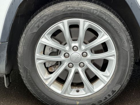 Used 2019 Jeep Cherokee Latitude w/ Popular Appearance Group FWD image 25