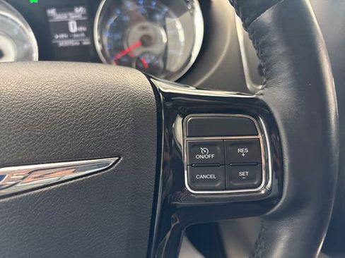 Used 2014 Chrysler Town & Country Touring-L FWD image 32