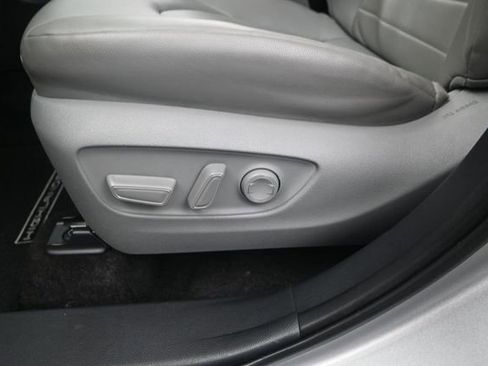 Used 2024 Toyota Highlander XLE FWD image 12