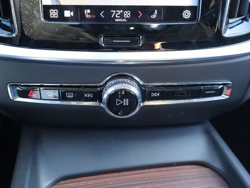 Used 2025 Volvo V60 B5 Cross Country Plus image 27