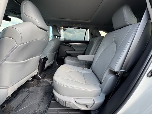 Used 2025 Toyota Highlander Platinum AWD/4WD image 36