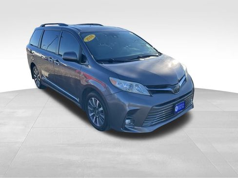 Used 2018 Toyota Sienna XLE image 8