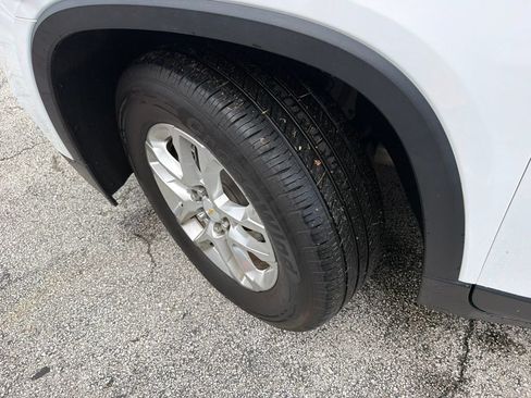 Used 2021 Chevrolet Traverse LS FWD image 10