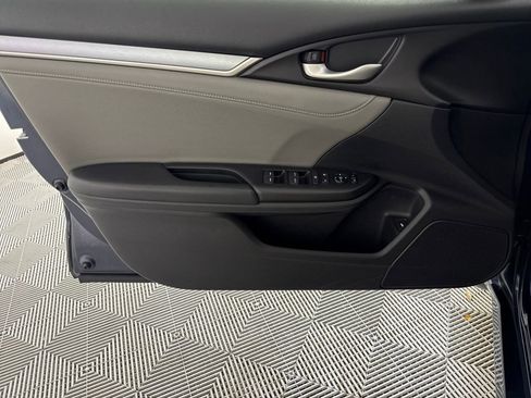 Used 2018 Honda Civic Touring image 9