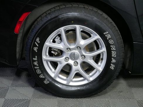 Used 2023 Chrysler Pacifica Touring-L FWD image 11