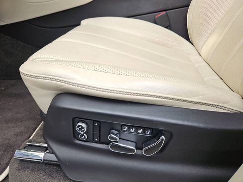 Used 2021 Bentley Bentayga image 26
