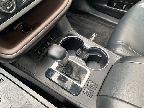 Used 2018 Toyota Highlander XLE w/ Carpet Mat Package (TMS) AWD/4WD image 22