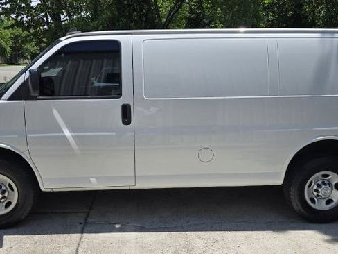 Used 2018 Chevrolet Express 2500 w/ Driver Convenience Package RWD image 2