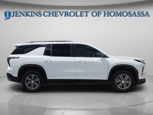 Used 2025 Chevrolet Traverse LT FWD image 3