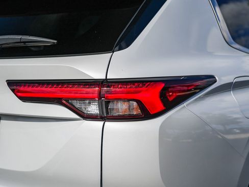 Used 2023 Mitsubishi Outlander ES image 11