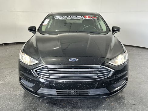 Used 2017 Ford Fusion SE w/ Fusion SE Technology Package image 4