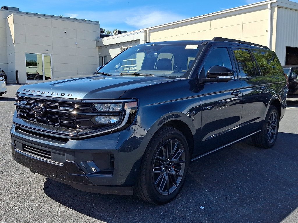 Used 2025 Ford Expedition Max Platinum w/ Stealth Performance Package AWD/4WD image 3