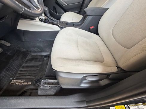 Used 2023 Toyota Corolla Cross LE AWD/4WD image 17