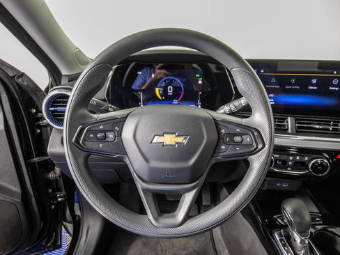 Used 2025 Chevrolet Trax LT FWD image 19