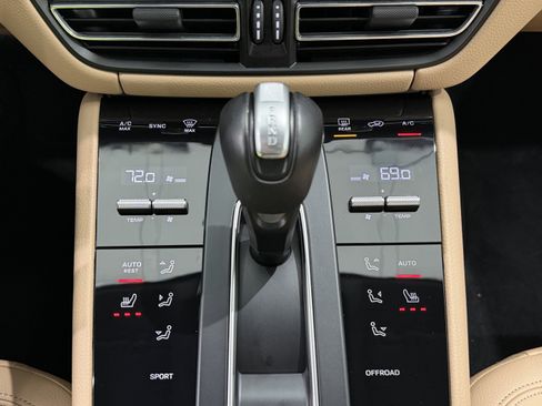 Certified 2025 Porsche Macan image 36