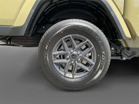New 2025 Jeep Gladiator Sport image 15