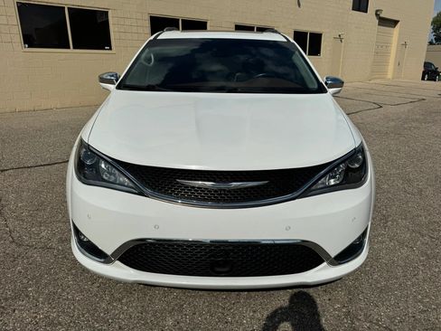 Used 2017 Chrysler Pacifica Limited w/ Advanced Safetytec Group FWD image 2