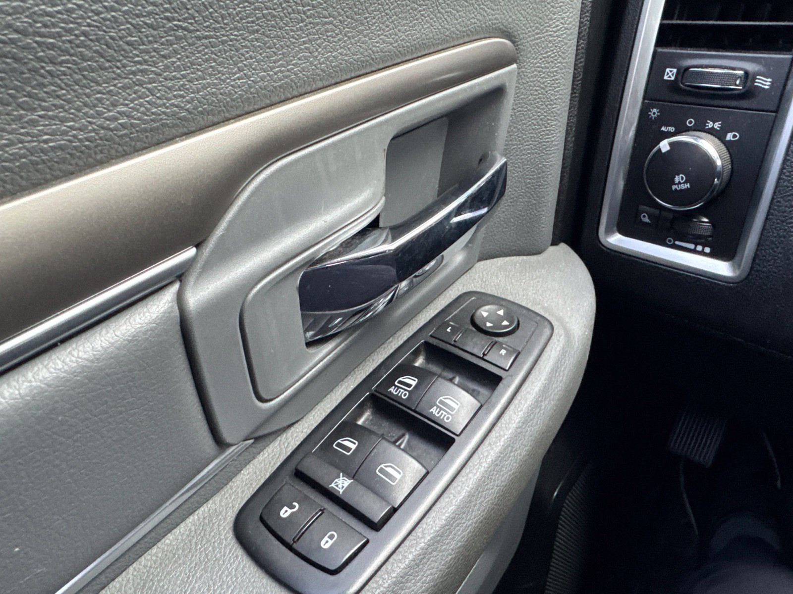 Used 2016 RAM 1500 Classic SLT AWD/4WD image 23