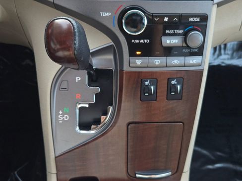 Used 2011 Toyota Venza AWD w/ Premium Pkg #2 image 26