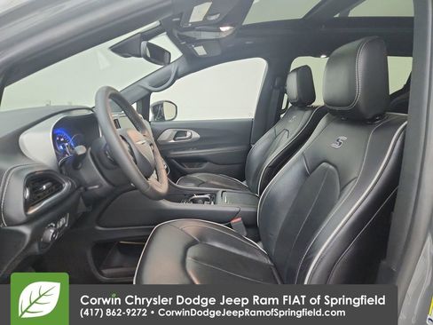 Used 2025 Chrysler Pacifica Limited FWD image 19