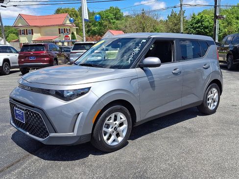 Used 2023 Kia Soul LX w/ Option Group 015 FWD image 3