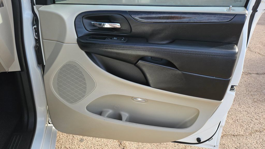 Used 2019 Dodge Grand Caravan SE FWD image 17