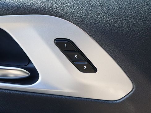 Used 2025 Chrysler Pacifica Limited image 16