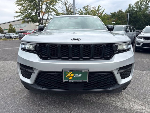 Used 2023 Jeep Grand Cherokee Altitude AWD/4WD image 2