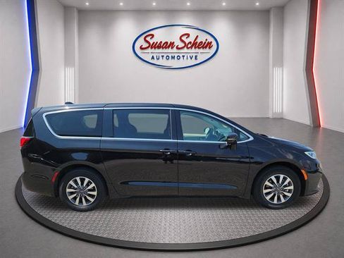 Used 2024 Chrysler Pacifica Limited FWD image 4