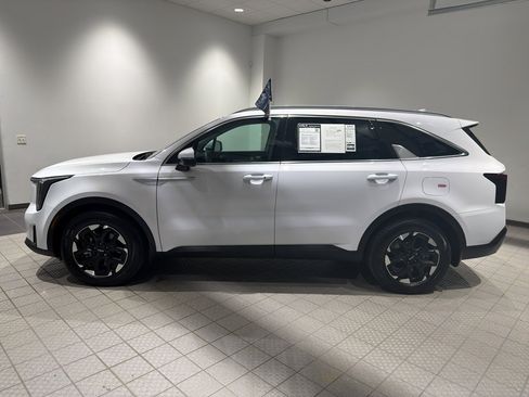 Used 2025 Kia Sorento S FWD image 2