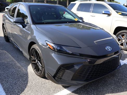 Used 2025 Toyota Camry SE FWD image 5