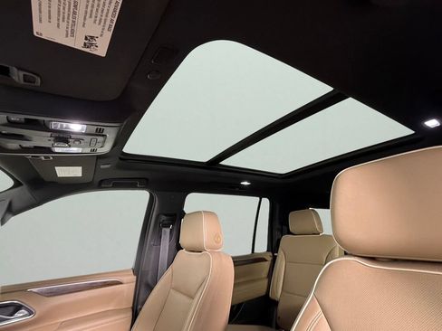 Used 2021 Chevrolet Suburban Premier w/ Premium Package RWD image 26