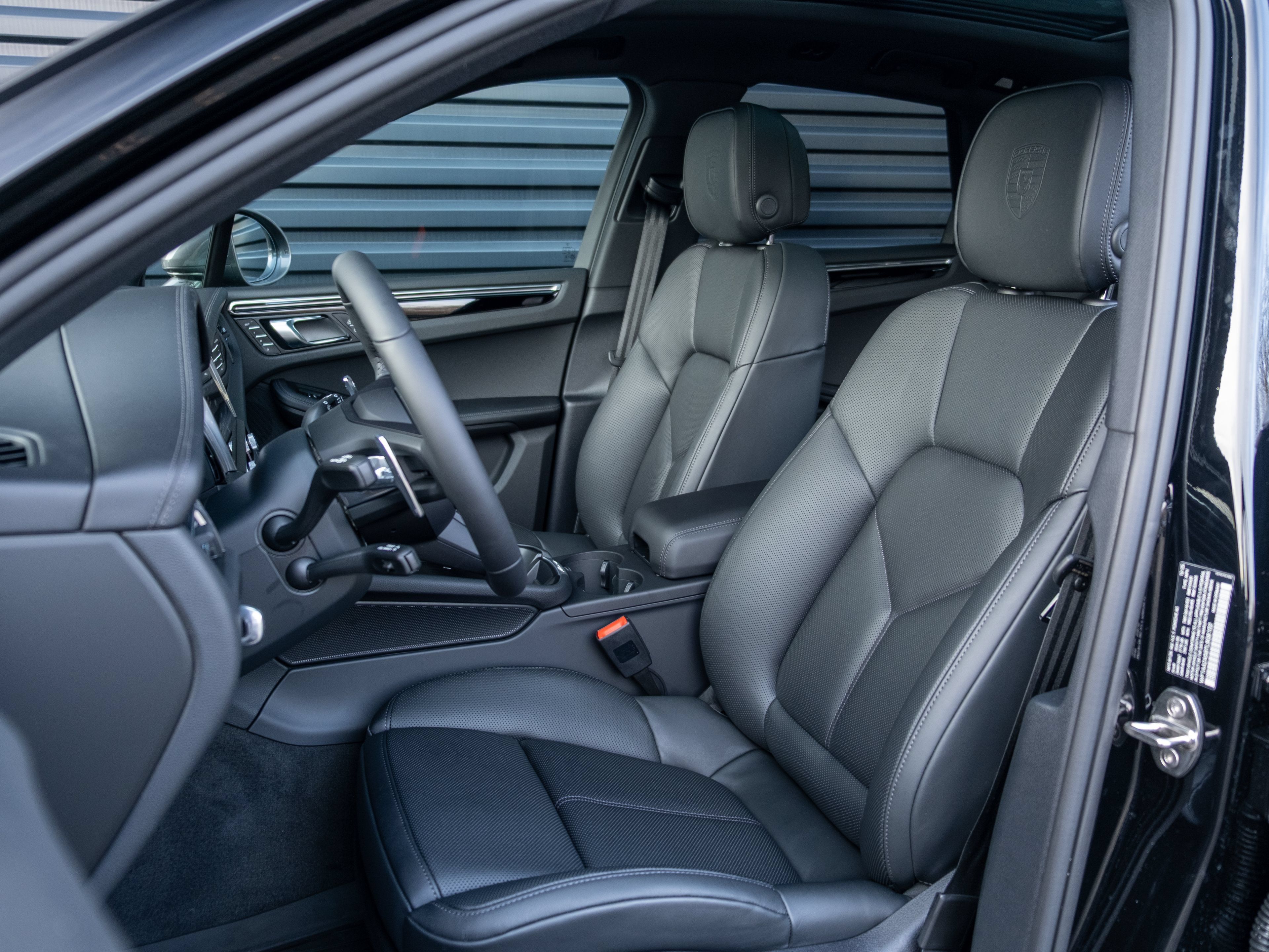 Certified 2026 Porsche Macan Turbo AWD/4WD image 5