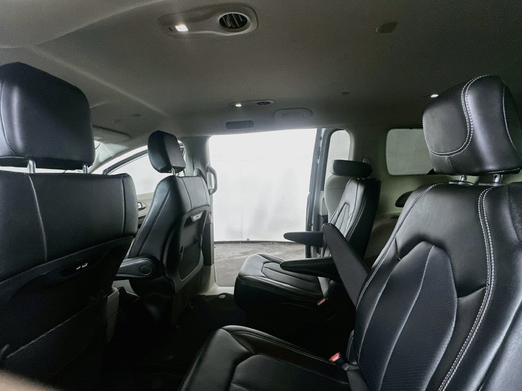 Used 2024 Chrysler Pacifica Touring-L FWD image 41