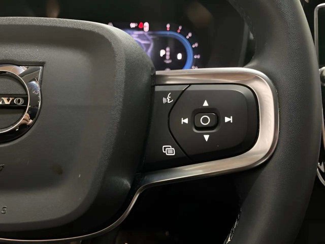 Used 2023 Volvo XC40 B4 Core w/ Convenience Package FWD image 32