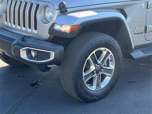 Used 2018 Jeep Wrangler Unlimited Sahara image 9