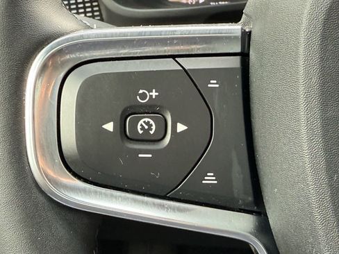 Used 2022 Volvo XC40 T5 R-Design w/ Advanced Package image 23