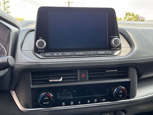 Used 2025 Nissan Rogue SV FWD image 17