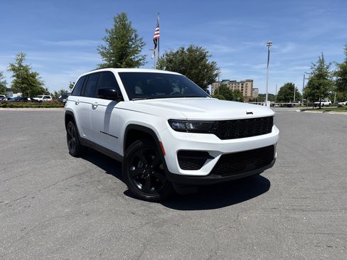 Certified 2024 Jeep Grand Cherokee Altitude AWD/4WD image 2