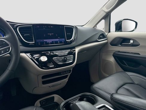 Used 2024 Chrysler Pacifica Touring-L FWD image 24