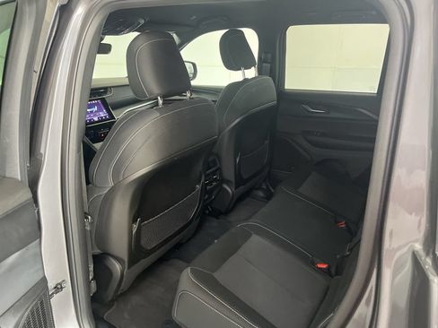 Used 2025 Jeep Grand Cherokee Laredo AWD/4WD image 23