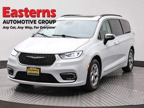 Used 2023 Chrysler Pacifica Limited FWD image 1