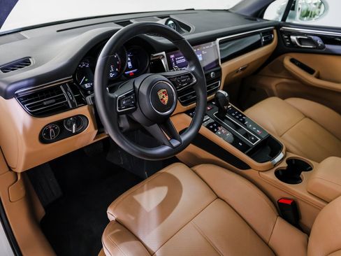Certified 2025 Porsche Macan image 4