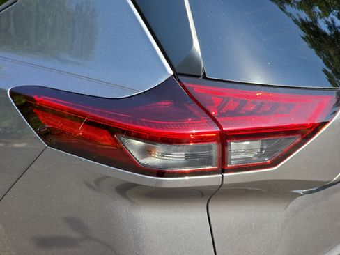 Used 2022 Nissan Rogue SV FWD image 32