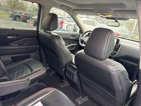 Used 2022 Nissan Pathfinder Platinum w/ Cargo Package image 10